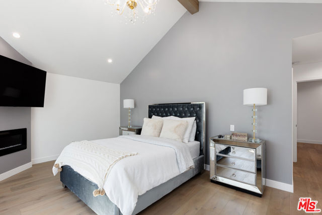 18721 Hatteras Street, Tarzana CA: https://media.crmls.org/mediaz/bb4a1dfa-c1df-4cf4-b861-8e9777dba1c8.jpg