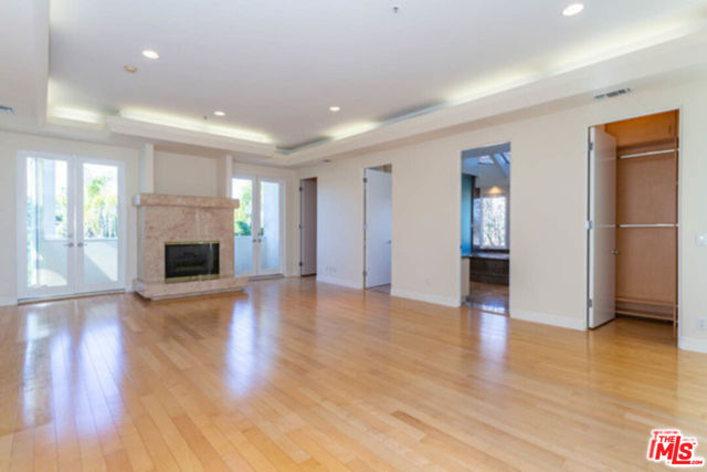 2470 Venus Drive, Los Angeles CA: https://media.crmls.org/mediaz/bb4aefb8-ec74-49d4-8095-6410a94bdc79.jpg