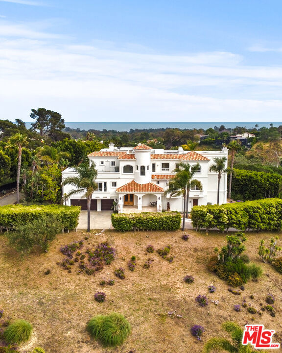 6400 Kanan Dume Road, Malibu CA: https://media.crmls.org/mediaz/bb4b66c7-8d77-4ee6-8e89-36bb7a9e455f.jpg