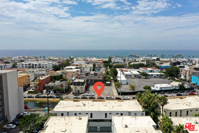 310 Washington Boulevard, Marina del Rey CA: https://media.crmls.org/mediaz/bb4cfdf2-3aca-4813-b201-9bafbb2a9463.jpg