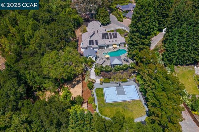 33 Los Arabis Circle, Lafayette CA: https://media.crmls.org/mediaz/bb4d0ae3-cc29-4fd3-b8a8-3101bcb3da43.jpg