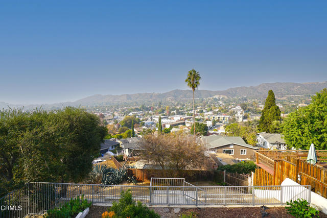 1325 Linda Rosa Avenue, Los Angeles CA: https://media.crmls.org/mediaz/bb4d9f28-fd76-4e6b-a109-0093e671ae41.jpg