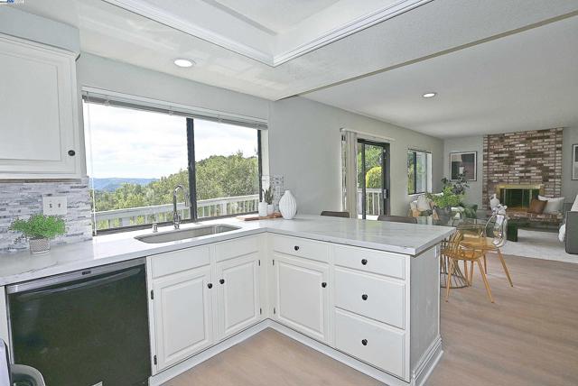 6525 Bellhurst Ln, Castro Valley CA: https://media.crmls.org/mediaz/bb4ee30c-de70-4a6f-a35c-3b7ff4fedb24.jpg