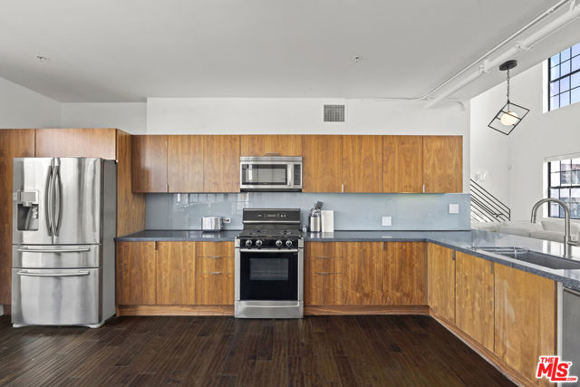 746 S Los Angeles Street, Los Angeles CA: https://media.crmls.org/mediaz/bb4f7b1f-9d5a-4538-ac66-931df4c8eafa.jpg