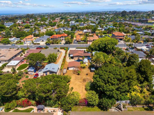 1565 Chestnut Avenue, Carlsbad CA: https://media.crmls.org/mediaz/bb4f9737-a5c2-4219-856c-0f0fdbea0278.jpg