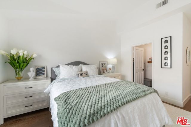 6453 Zuma View Place, Malibu CA: https://media.crmls.org/mediaz/bb4fe433-6d23-484c-b856-c6d8f0000200.jpg