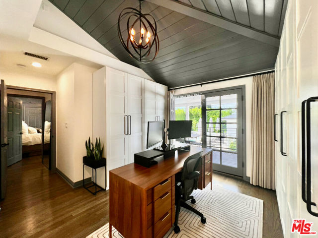 18033 Rosita Street, Encino CA: https://media.crmls.org/mediaz/bb4ff62a-b9be-40ae-b921-4c981ff1b9f8.jpg