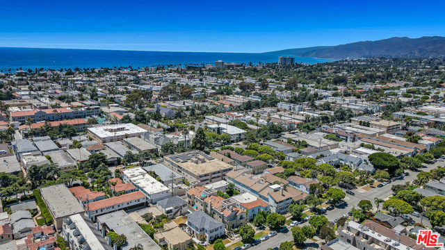 1022 10th Street, Santa Monica CA: https://media.crmls.org/mediaz/bb52c77a-35c0-4be6-a797-90063f28f39d.jpg