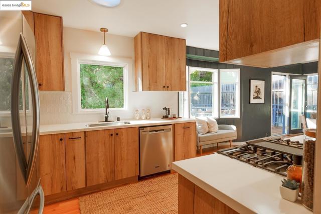 4191 Fruitvale, Oakland CA: https://media.crmls.org/mediaz/bb52d455-4ab4-4457-84b3-1d7fc667ab04.jpg