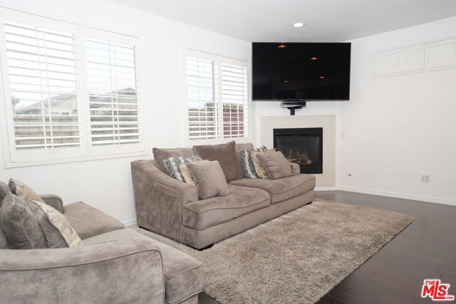 9009 S Calvin Way, Inglewood CA: https://media.crmls.org/mediaz/bb5317d7-f669-43d8-abf9-e3efd8675667.jpg