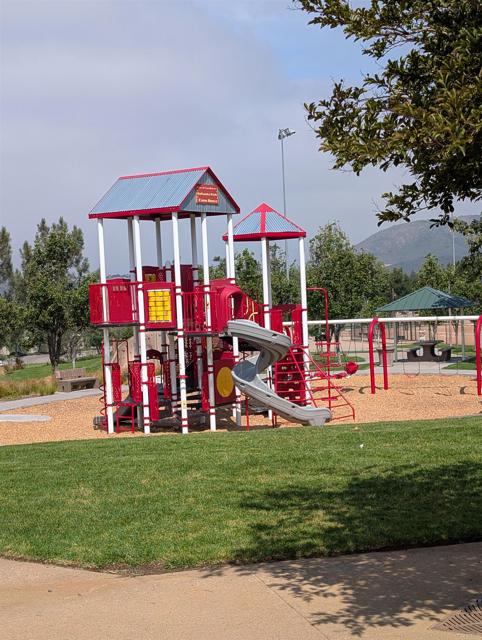 564 Larchwood Drive, San Marcos CA: https://media.crmls.org/mediaz/bb545144-9a2b-424f-be2f-9748bc51aa31.jpg