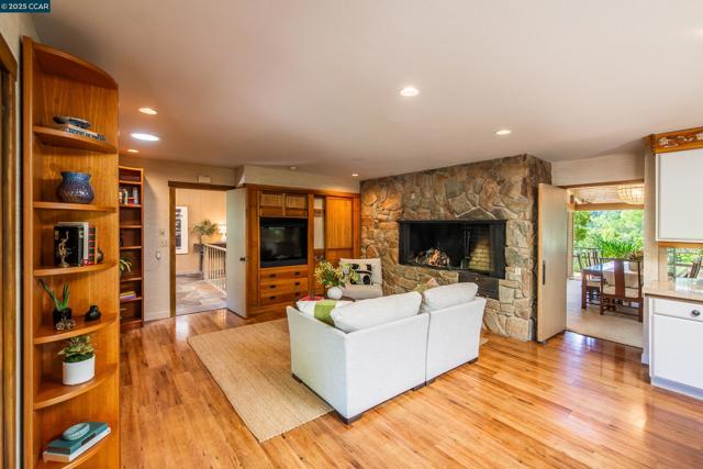 71 Silverwood Dr, Lafayette CA: https://media.crmls.org/mediaz/bb5538a1-80a3-475c-bccb-6fc833bc1786.jpg