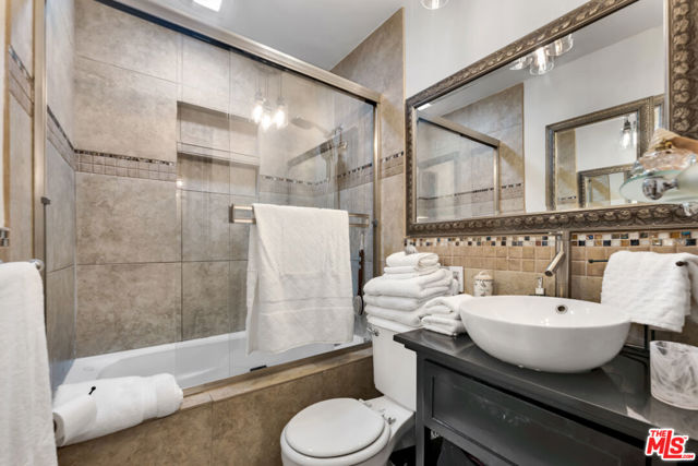 5341 Mecca Avenue, Tarzana CA: https://media.crmls.org/mediaz/bb554452-6a83-410e-87b6-516c4247330a.jpg