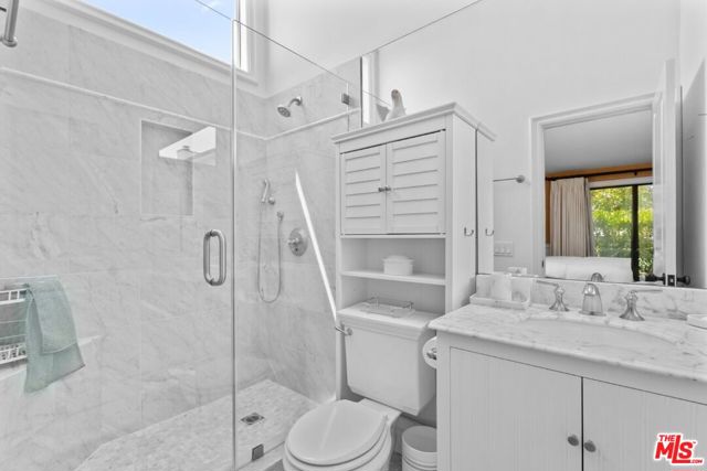 29700 Zuma Bay Way, Malibu CA: https://media.crmls.org/mediaz/bb55c03e-a735-4d71-8ec5-b1636fb50e61.jpg