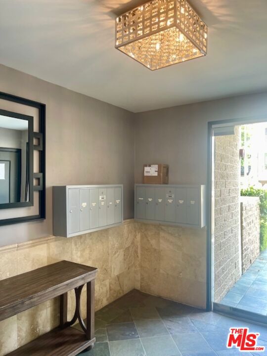 1097 S Bedford Drive, Los Angeles CA: https://media.crmls.org/mediaz/bb58841c-88e6-47e2-b8fb-cc9898d3e81f.jpg
