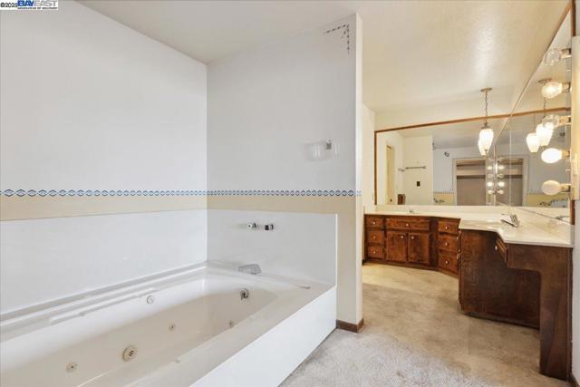 26937 Hayward Blvd, Hayward CA: https://media.crmls.org/mediaz/bb58bda4-9f25-4c2c-97e3-c71d489bf561.jpg