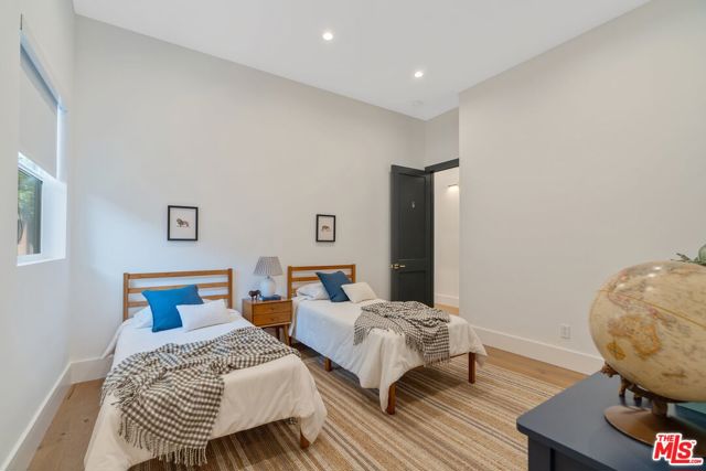 5522 Buffalo Avenue, Sherman Oaks CA: https://media.crmls.org/mediaz/bb592836-1b94-4308-9a67-b9169d368f68.jpg