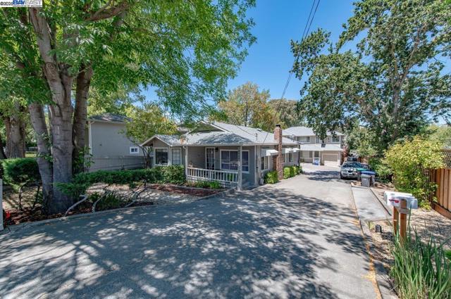 3939 Vineyard Ave, Pleasanton CA: https://media.crmls.org/mediaz/bb5a1dab-44a0-4bd7-acd8-2a7bc919f5f2.jpg