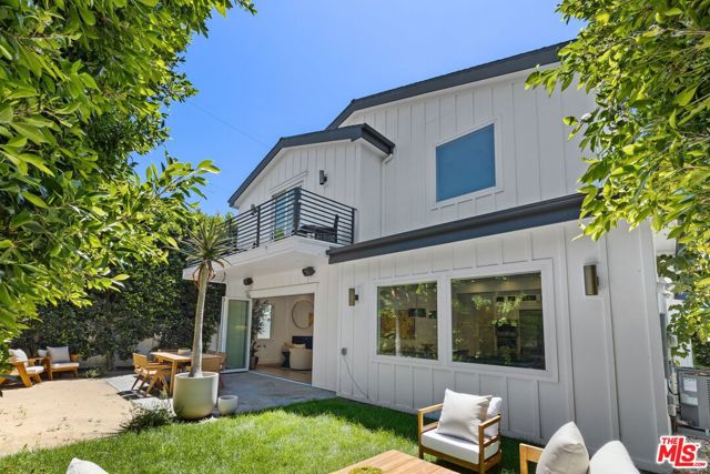 2590 Amherst Avenue, Los Angeles CA: https://media.crmls.org/mediaz/bb5a5f04-a631-46b0-9456-16e290103e7e.jpg