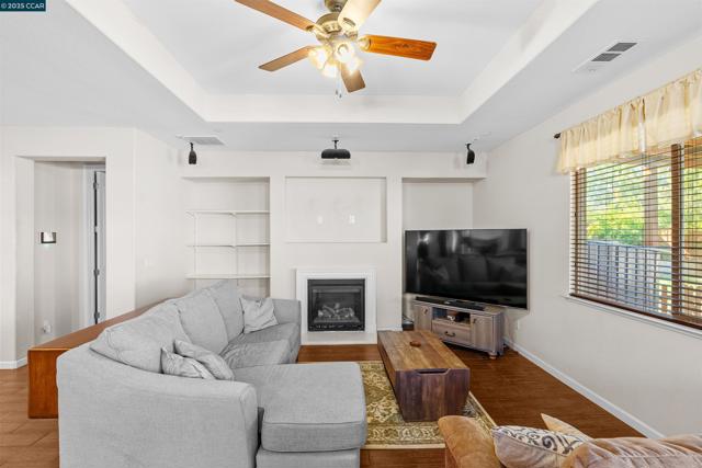 3826 Danbury Way, Fairfield CA: https://media.crmls.org/mediaz/bb5a6acb-5343-4491-95d2-ab0e4fc288b3.jpg
