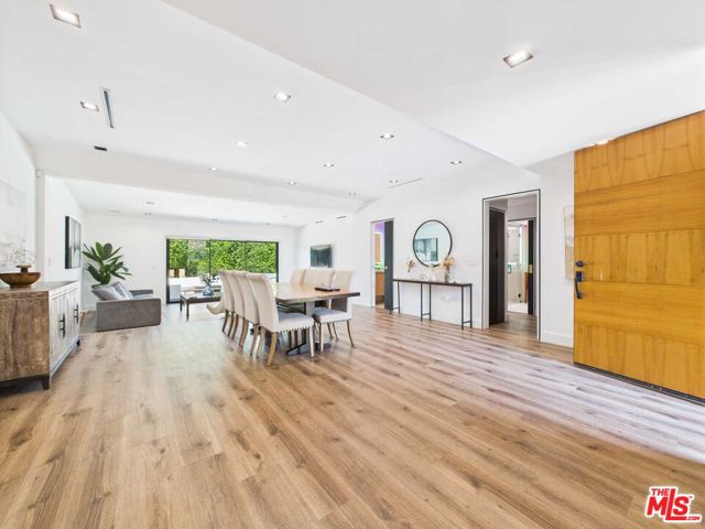 5109 Longridge Avenue, Sherman Oaks CA: https://media.crmls.org/mediaz/bb5ab8c0-0923-4bb9-91a0-d592ad530b8b.jpg