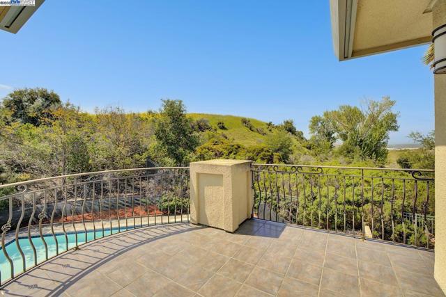 48564 Avalon Heights Ter, Fremont CA: https://media.crmls.org/mediaz/bb5ab99b-8d8b-4806-a00d-0f672a8dd669.jpg