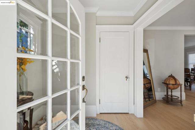 946 Alma Pl, Oakland CA: https://media.crmls.org/mediaz/bb5aed09-9564-409a-8d18-6626573f251d.jpg