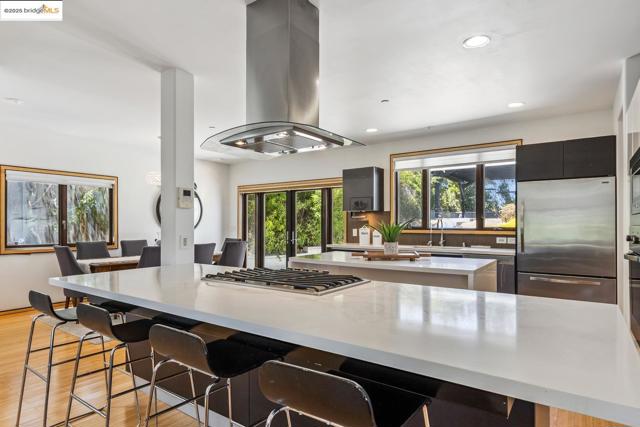 2912 Hillside DR, Burlingame CA: https://media.crmls.org/mediaz/bb5cfb30-8183-4728-9bc2-6c44d10df3c5.jpg