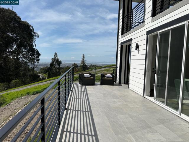 9 Turner Ct, Oakland CA: https://media.crmls.org/mediaz/bb5d0344-9fe4-4900-8e5c-3f32cde69e18.jpg
