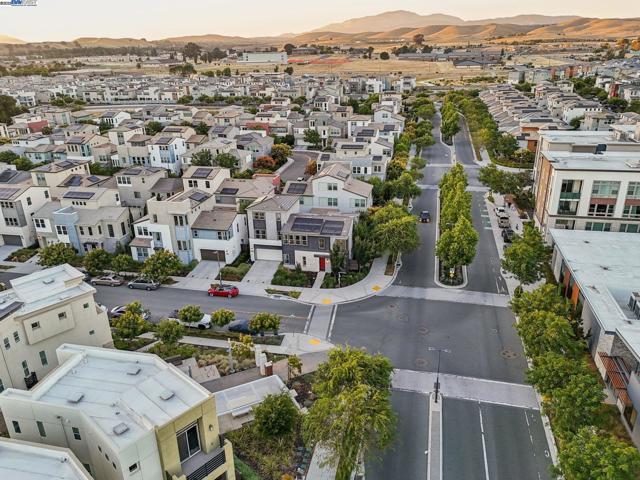 5789 Nugget Way, Dublin CA: https://media.crmls.org/mediaz/bb5d0510-8f79-463b-8b96-d9b64a497bc8.jpg