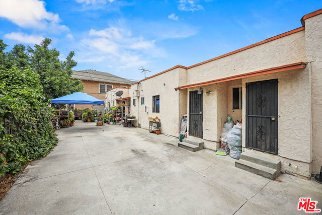 3836 S Gramercy Place, Los Angeles CA: https://media.crmls.org/mediaz/bb5d1b2c-ea61-4051-b9d0-a4f06a2acbbc.jpg