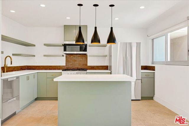210 S Hamilton Drive, Beverly Hills CA: https://media.crmls.org/mediaz/bb5d8ecd-d621-4009-9b72-ae91b848f82c.jpg