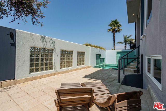 4611 Roma Court, Marina del Rey CA: https://media.crmls.org/mediaz/bb5e7f14-7250-4423-abc6-4bf016d20f0f.jpg