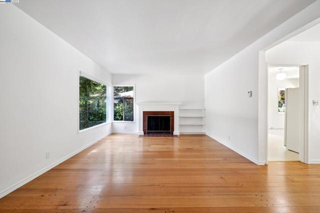 1658 Gouldin Rd, Oakland CA: https://media.crmls.org/mediaz/bb5f59cb-76be-4280-a501-44277550a63c.jpg