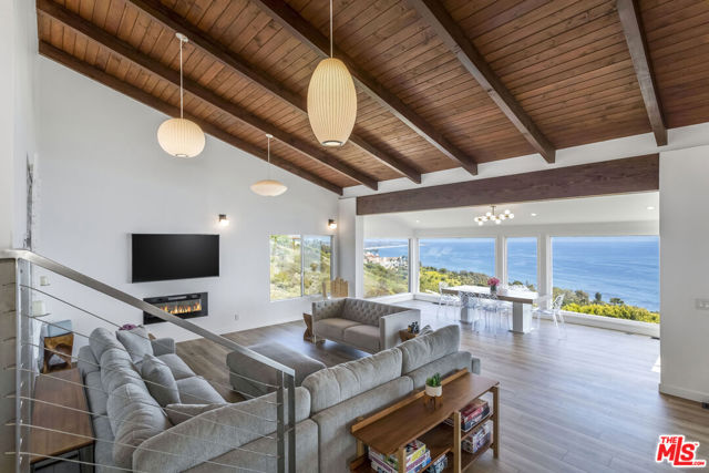 32701 Vista De Los Ondas Street, Malibu CA: https://media.crmls.org/mediaz/bb5f853d-4be5-4771-bcfe-9c41db41cd67.jpg