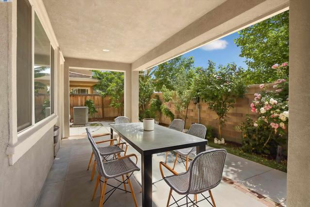 1503 S Oliveira Dr, Mountain House CA: https://media.crmls.org/mediaz/bb6018e6-5aff-40bf-9486-def4e7beedbf.jpg