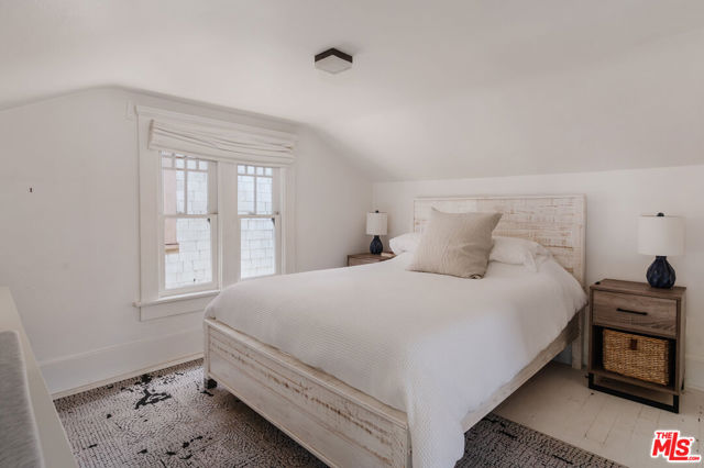 224 San Juan Avenue, Venice CA: https://media.crmls.org/mediaz/bb6067a8-10f4-4af6-86e1-2f8aea8496b9.jpg