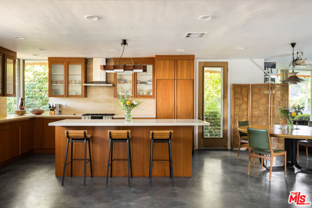 3307 Bonnie Hill Drive, Los Angeles CA: https://media.crmls.org/mediaz/bb6078d4-3334-43fc-9440-298fa0a4550b.jpg