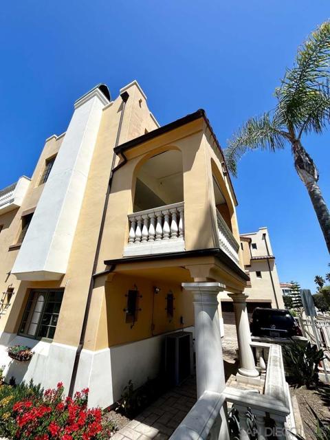 5103 W Wooley Rd, Oxnard CA: https://media.crmls.org/mediaz/bb617f42-8dc8-4b17-be3f-a2612d7d7090.jpg