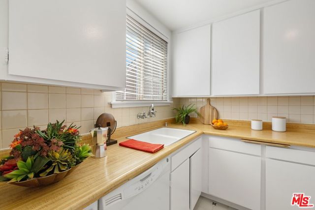 15036 Dickens Street photo 7