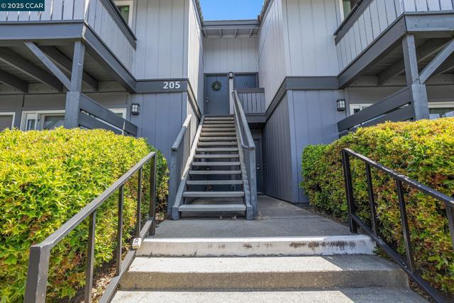 205 Masters Ct, Walnut Creek CA: https://media.crmls.org/mediaz/bb62acbf-9748-45a0-8d5a-5f35ce130853.jpg