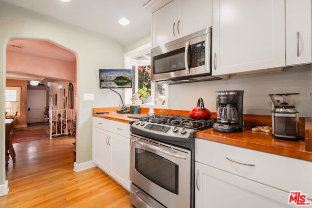 13384 Contour Drive, Sherman Oaks CA: https://media.crmls.org/mediaz/bb637bb1-77b2-44dd-8e69-ab39b8ff19fd.jpg