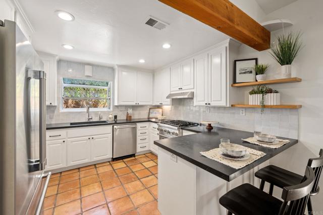 869 Eugenie Avenue, Encinitas CA: https://media.crmls.org/mediaz/bb6467da-123c-45a9-900c-a3436e33e7da.jpg