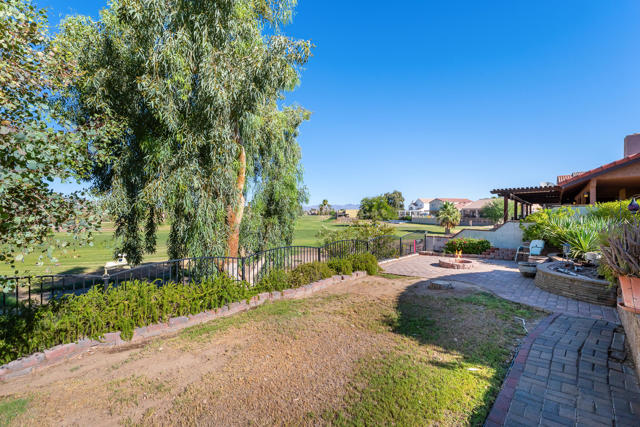 204 Fairway Drive, Needles CA: https://media.crmls.org/mediaz/bb646b7c-49af-4d3d-99d1-9ed88580bcad.jpg