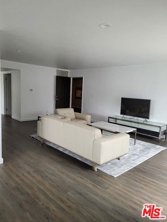 9955 Durant, Beverly Hills CA: https://media.crmls.org/mediaz/bb649aa4-f3ce-44fb-8353-a07cb08f7217.jpg