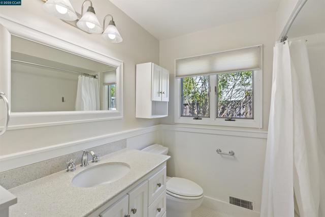 33 Sullivan Dr, Moraga CA: https://media.crmls.org/mediaz/bb64ecd9-3bee-40a8-8182-bb6f8f29a7d0.jpg