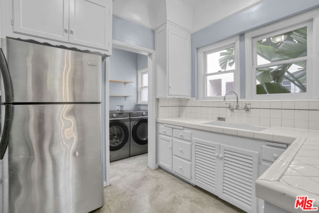123 N Harper Avenue, Los Angeles CA: https://media.crmls.org/mediaz/bb652de3-e487-43d2-97d9-04bfa9a5d757.jpg