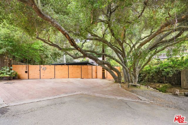19817 Montau Drive, Topanga CA: https://media.crmls.org/mediaz/bb665048-7e5f-43ca-a652-cbc7c84a9997.jpg