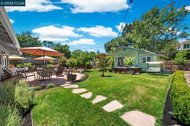 3121 Del Oceano Dr, Lafayette CA: https://media.crmls.org/mediaz/bb66781f-6393-40c3-b2d2-91e34ef0f108.jpg