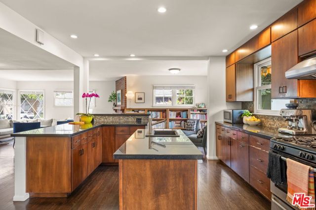 11121 Franklin Avenue, Culver City CA: https://media.crmls.org/mediaz/bb66fe9e-1ef9-4de8-8a2b-b9602d426f43.jpg
